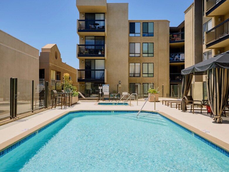 Building Photo - 7320 Hawthorn Ave