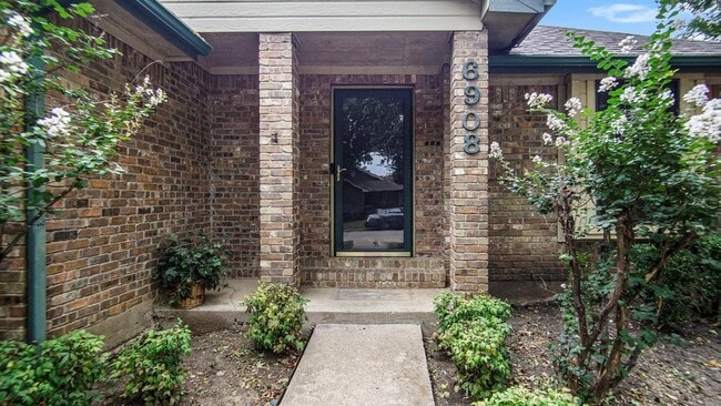 Building Photo - 6908 Bentley Ave