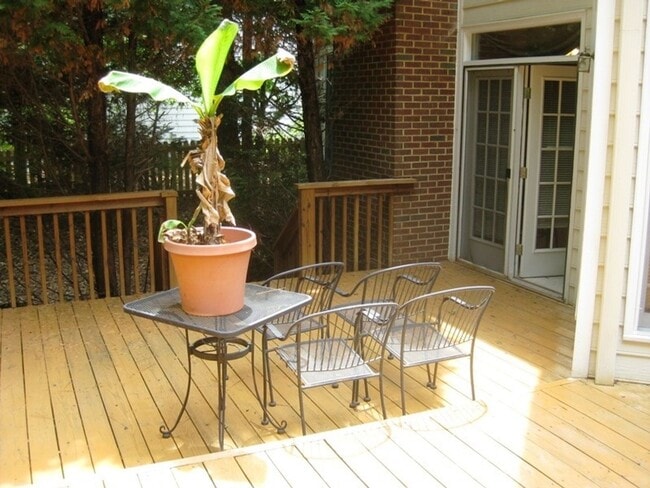 Building Photo - Pre-lease now for April!