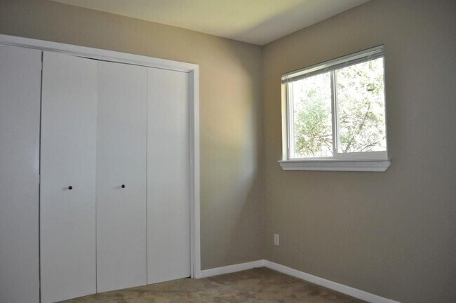 Building Photo - 3619 Summit Bend