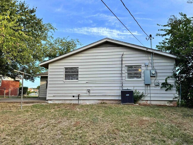 Building Photo - 2813 Roanoke Dr