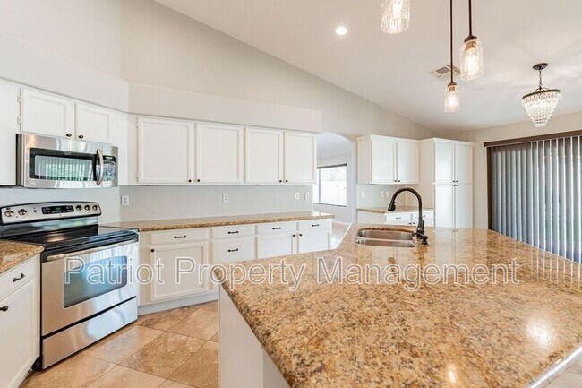 Building Photo - 4704 E Villa Maria Dr