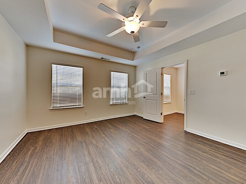 Building Photo - 441 Camp dr