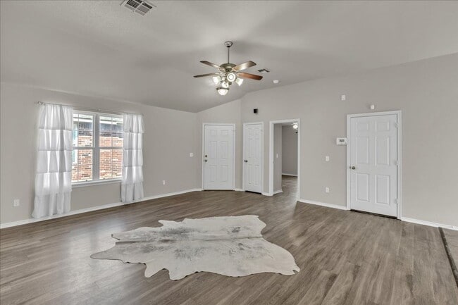 Building Photo - Adorable remodel in Yukon/Mustang schools