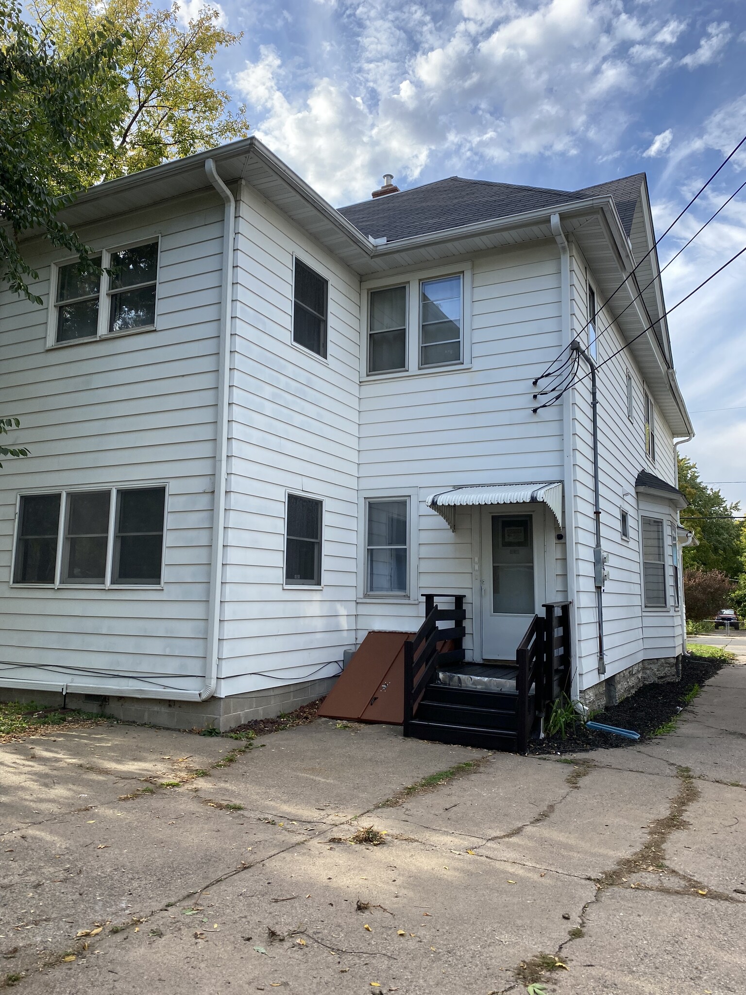 Building Photo - 718 6th St E