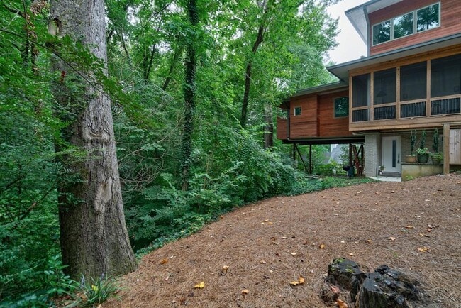 Building Photo - 781 Courtenay Dr NE