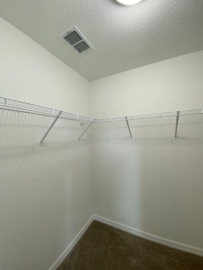Building Photo - Silver Springs Shores - Welcome Home
