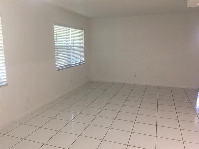 Building Photo - 5831 SW 36th Ct