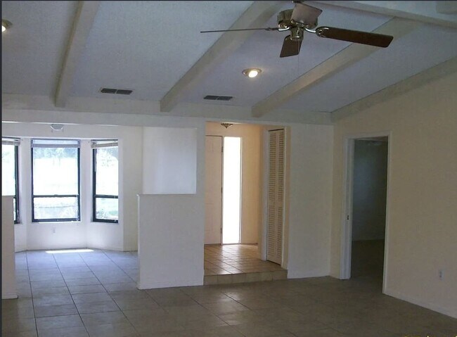 Building Photo - 3/2 Home in the Meadows- Beautiful Central...