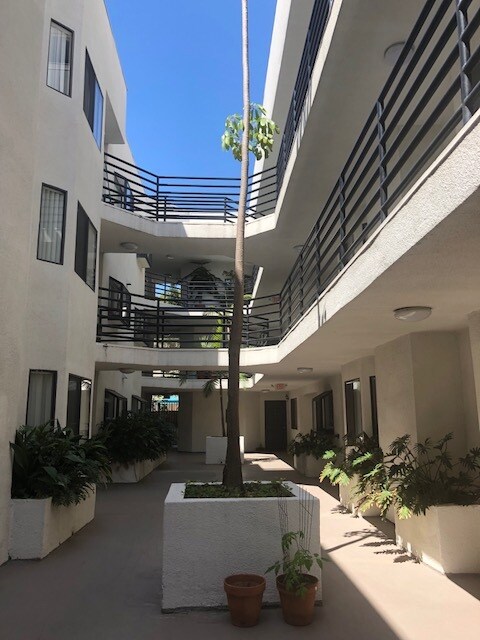 Building Photo - 1345 S Beverly Glen Blvd