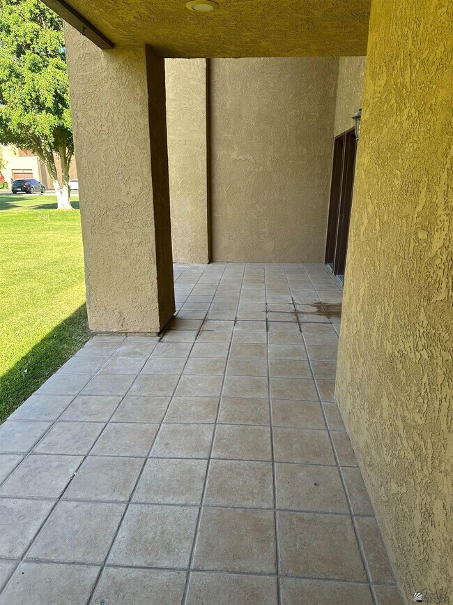 Building Photo - 800 E Country Club Dr