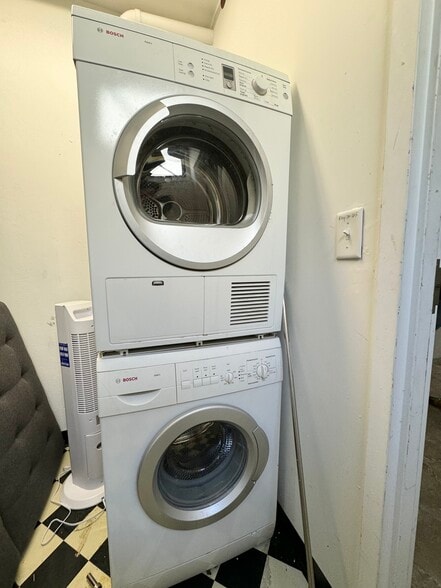 Building Photo - 4524 Broadway St