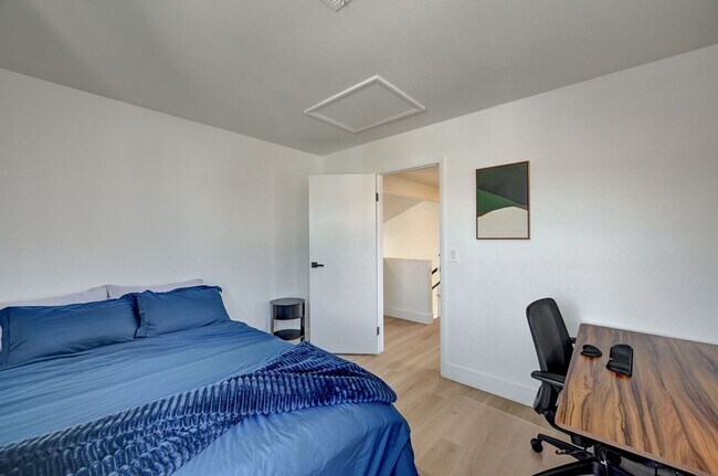 Building Photo - Furnished 4 bedroom home in the Lakes!