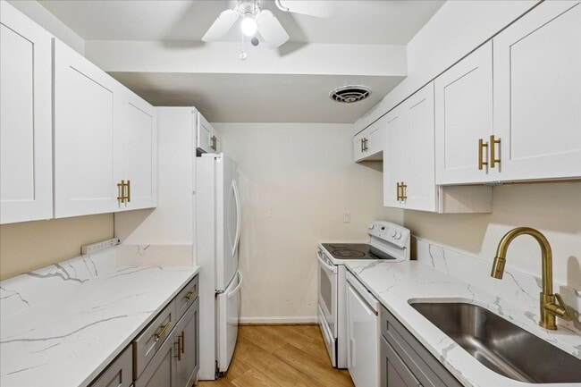 Building Photo - Bright & Stylish 2BR/1BA Condo in Sought-After Sumner Court in Bethesda