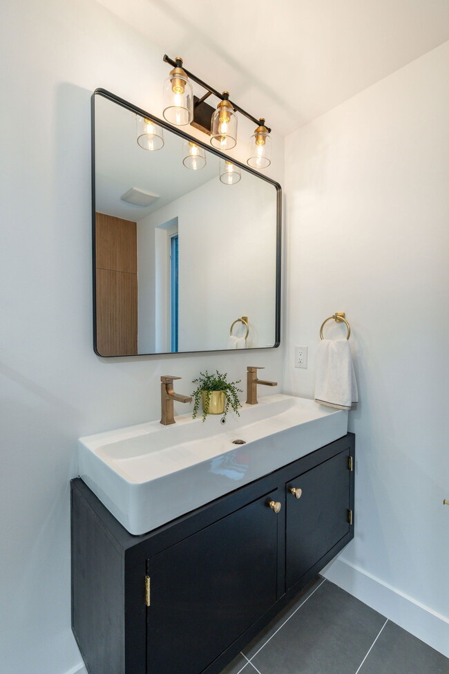 Building Photo - 609 S Orianna St