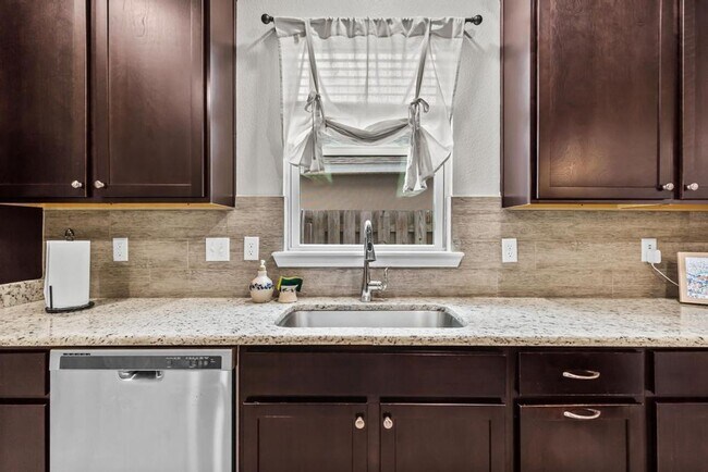 Building Photo - Spacious Home in Prime Location!