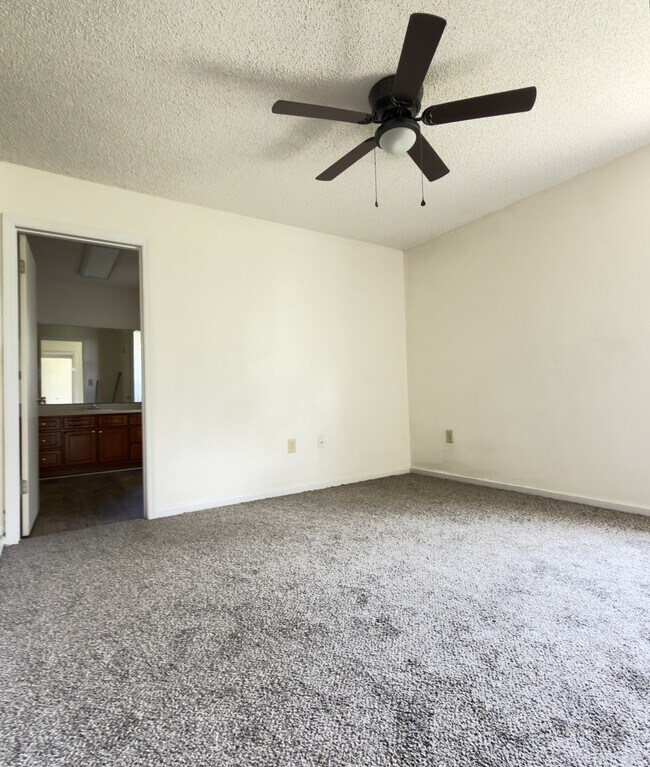 Building Photo - 4060 Northlake Dr