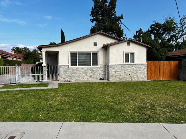 Primary Photo - Beautiful 3 Bed 2 Bath House for Rent in W...