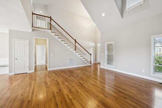 Building Photo - Welcome home to this beautifully maintaine...