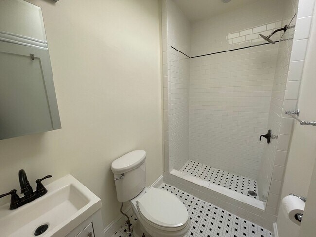Building Photo - Beautiful 2 BR Townhouse in Atlas District