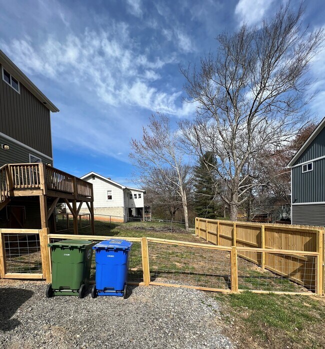 Building Photo - 106 Oscar