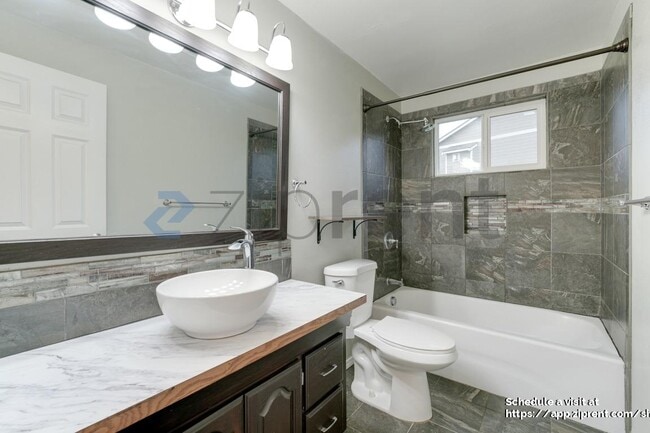 Building Photo - 9516 Holly Dr