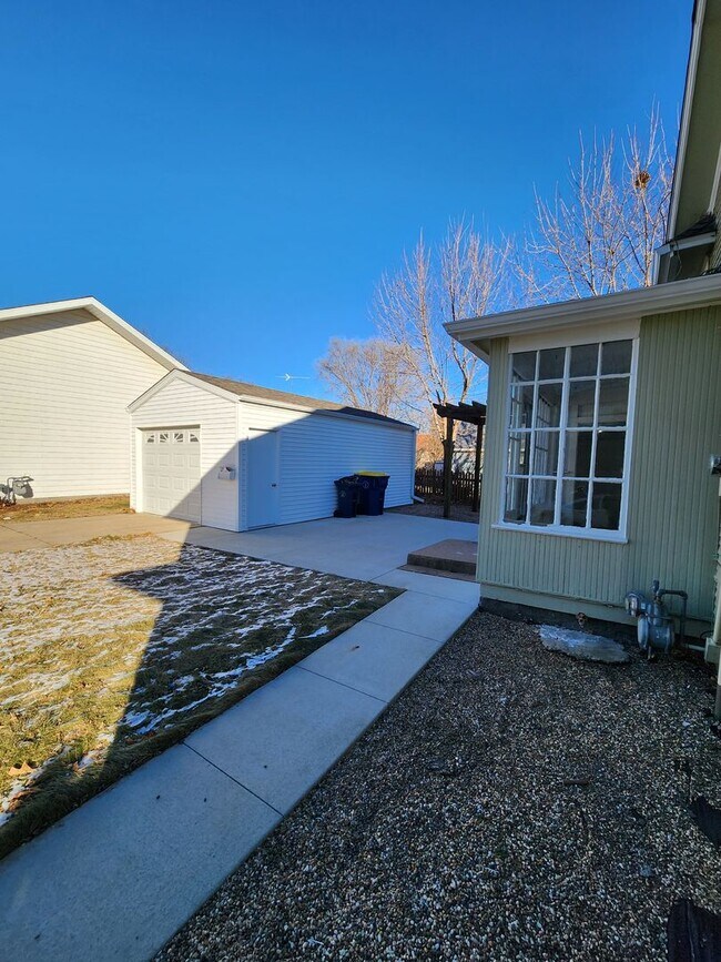 Building Photo - Spacious 3 Bedroom 1.5 Bathroom Home
