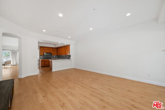 Building Photo - 622 Palisades Dr