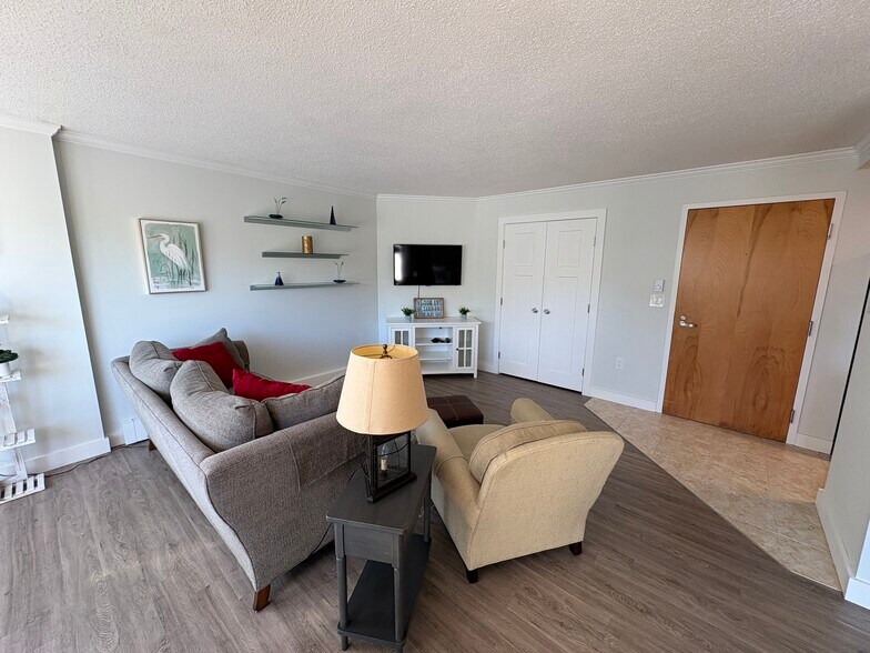 Living Rm - 219 E Grand Ave