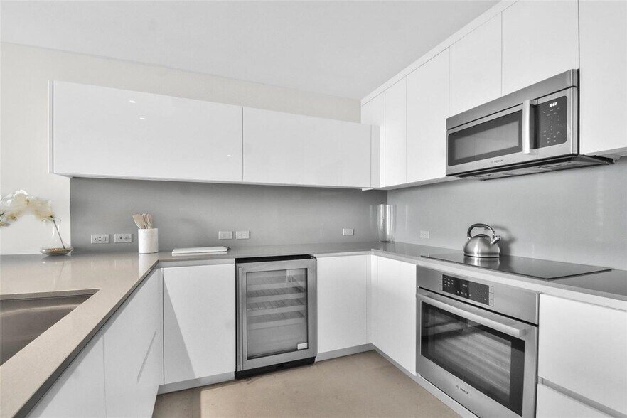 Building Photo - 88 SW 7th St