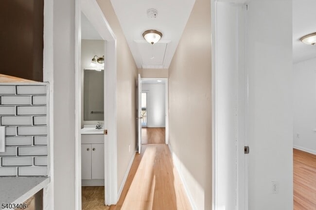 Building Photo - 110-PT112 Redwood Ave