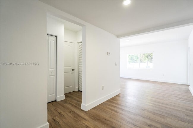 Building Photo - 1850 S Treasure Dr