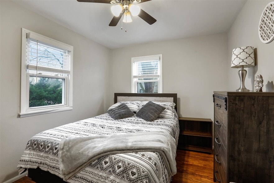 2nd Bedroom, Queen Bed - 903 N Gregory St