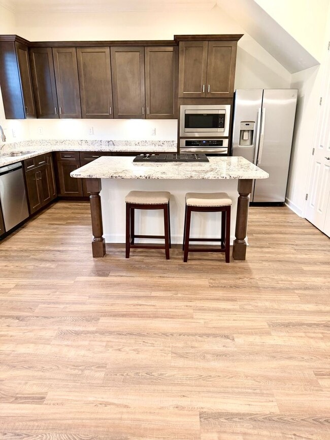 Building Photo - Upscale Townhome in Market Common! MOVE-IN READY!