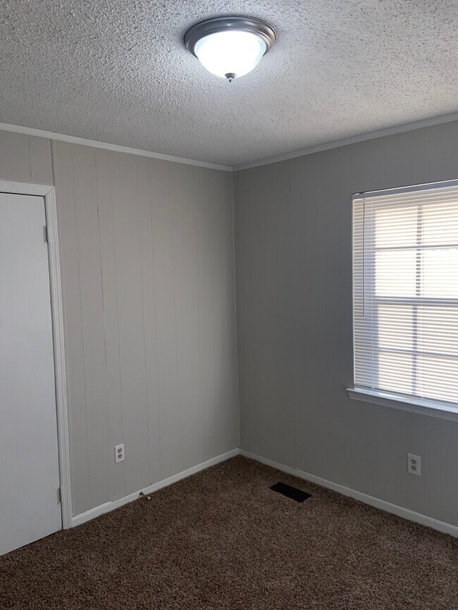 Building Photo - 600 20th Ct NE Center Point, AL 35215