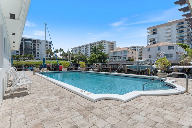 Building Photo - 1160 Hillsboro Mile