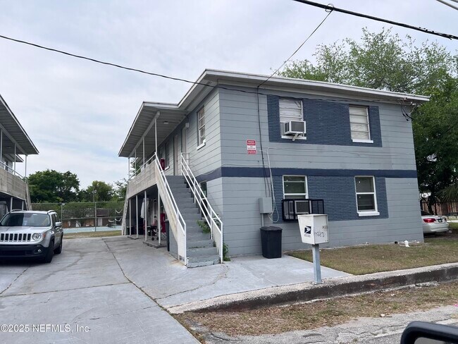Building Photo - 232 Chelsea St