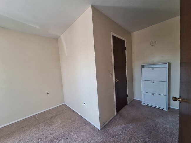 Building Photo - Brick 2 bedroom condo near the water