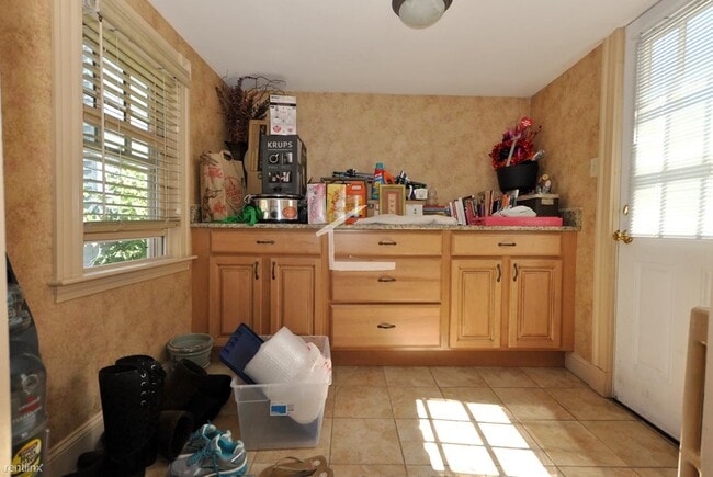 Building Photo - 2 br, 1 bath Duplex - 26 Shepard St 2