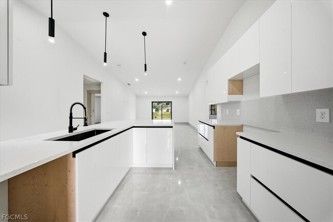 Building Photo - 541 Chalet Ave S