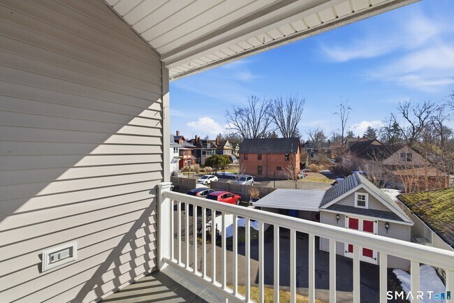 Building Photo - 198 Oxford St