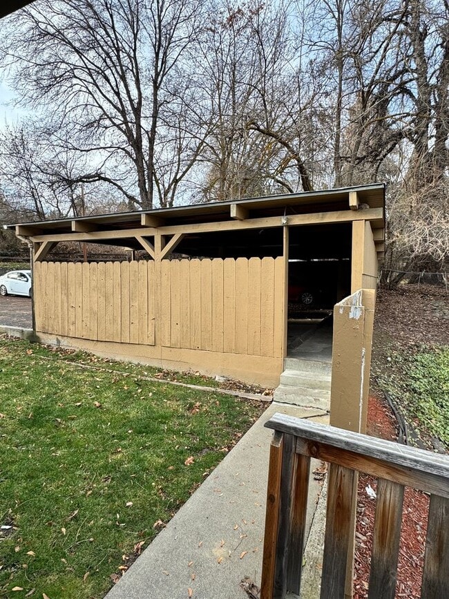 Building Photo - Near Franklin Park 2 br 1ba, stacked washer/dryer included.