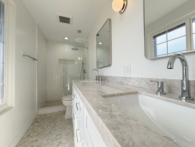 Building Photo - Stunning Remodeled Home in South Huntington Beach – Minutes to the Beach!