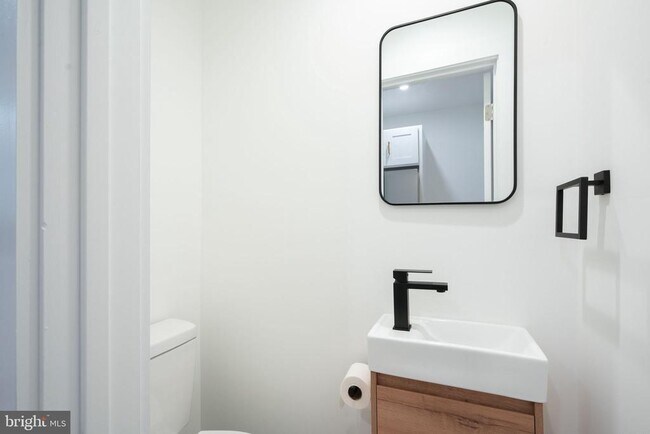 Building Photo - 170 Markle St