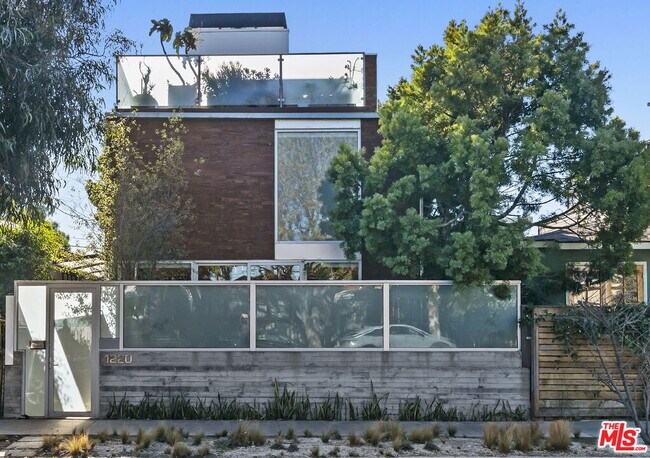 Primary Photo - 1220 Cabrillo Ave