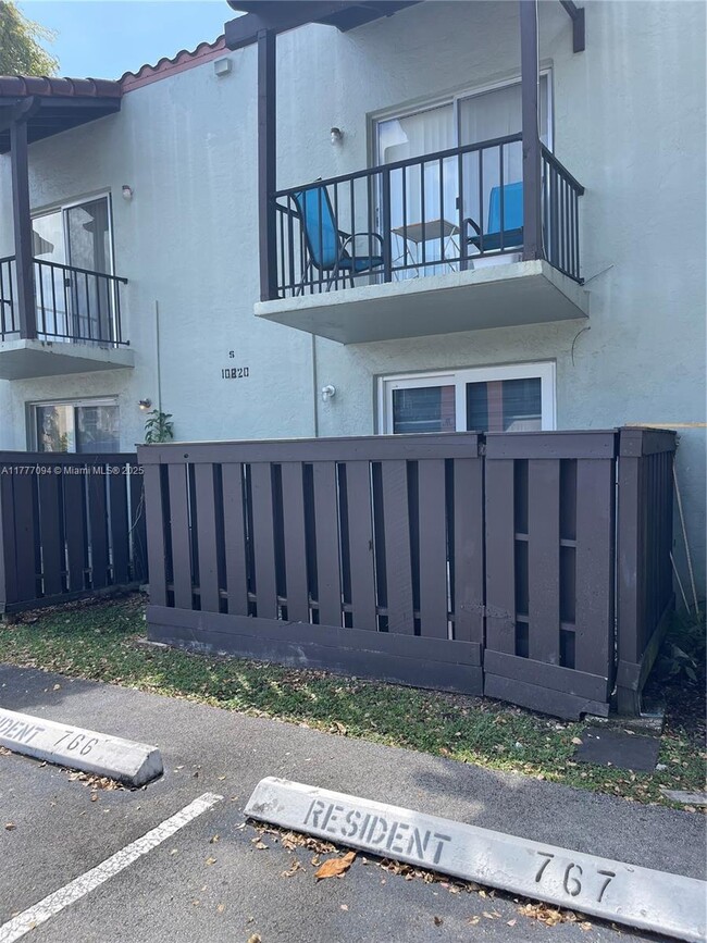 Building Photo - 10820 N Kendall Dr