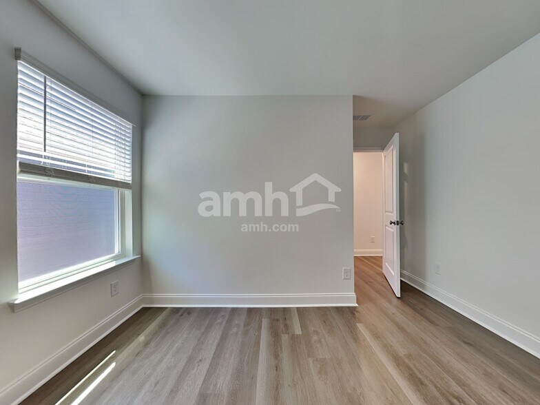 Building Photo - 102 Bellows Bnd