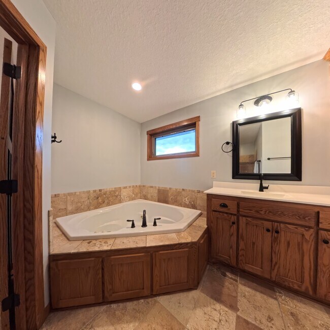 Building Photo - 11956 Castle Rock Ct N