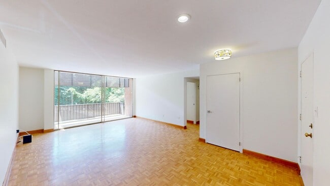 Building Photo - 1300 Queens Rd