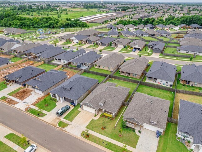 Building Photo - 417 Pergola St